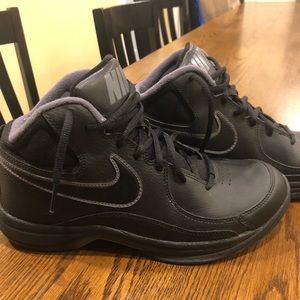 Nike men’s 7.5 black mid-top